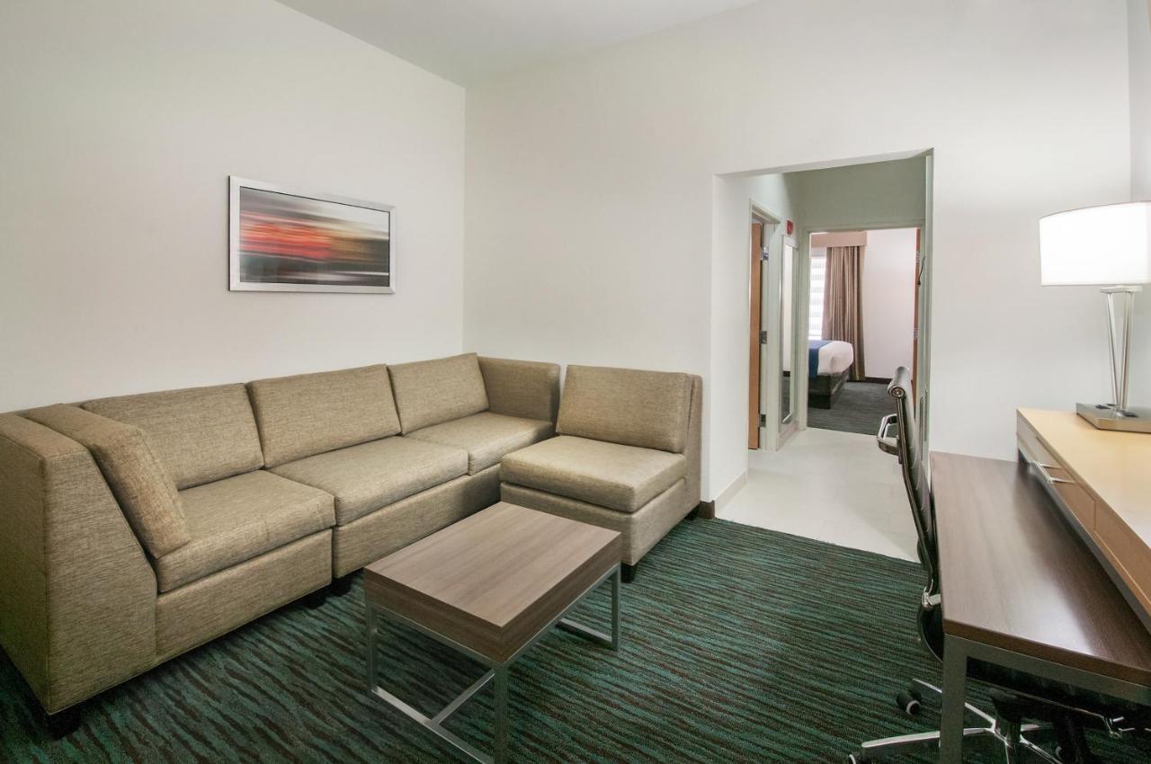 Holiday Inn Express Hotel & Suites San Antonio - Rivercenter Area By Ihg Exterior photo