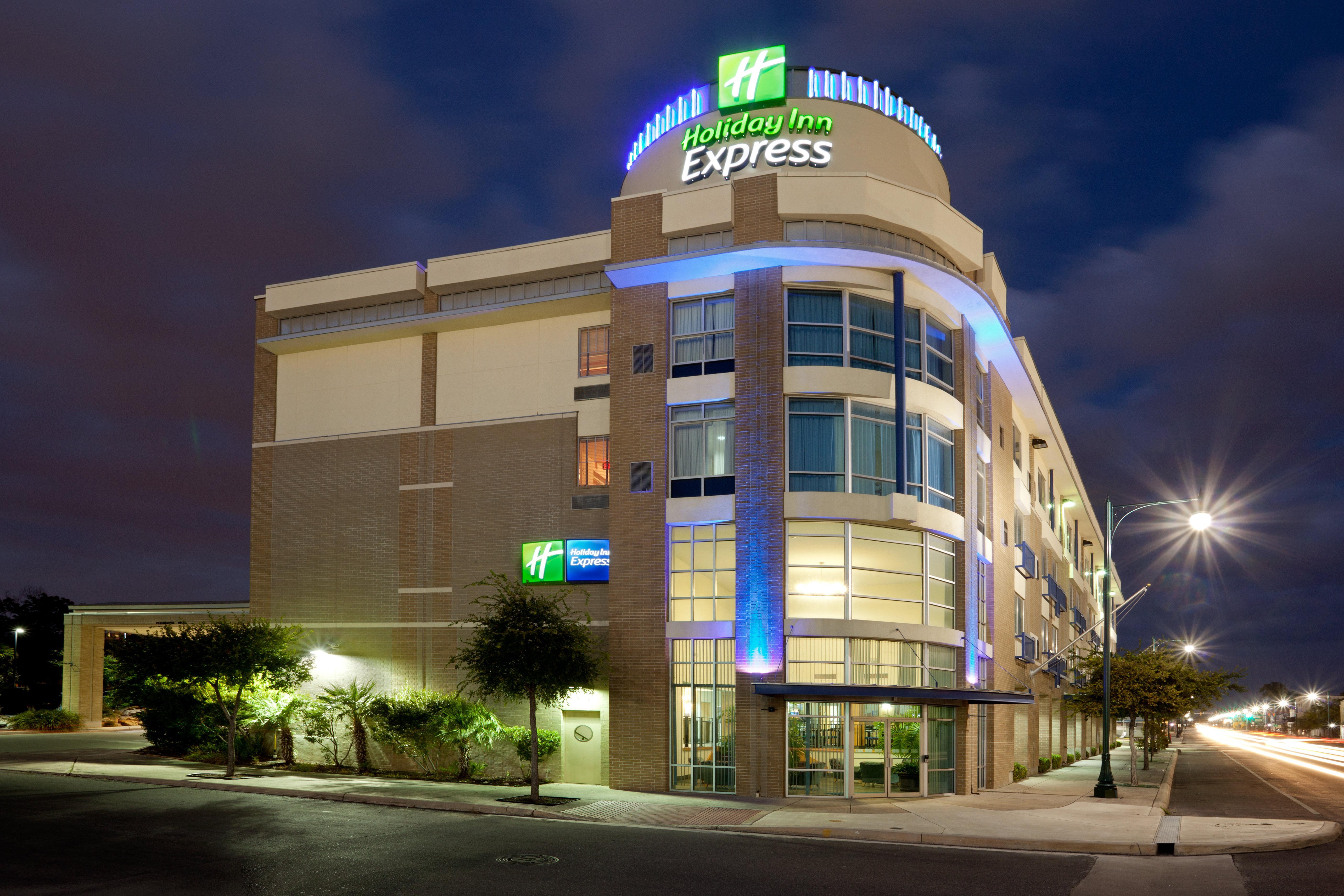 Holiday Inn Express Hotel & Suites San Antonio - Rivercenter Area By Ihg Exterior photo