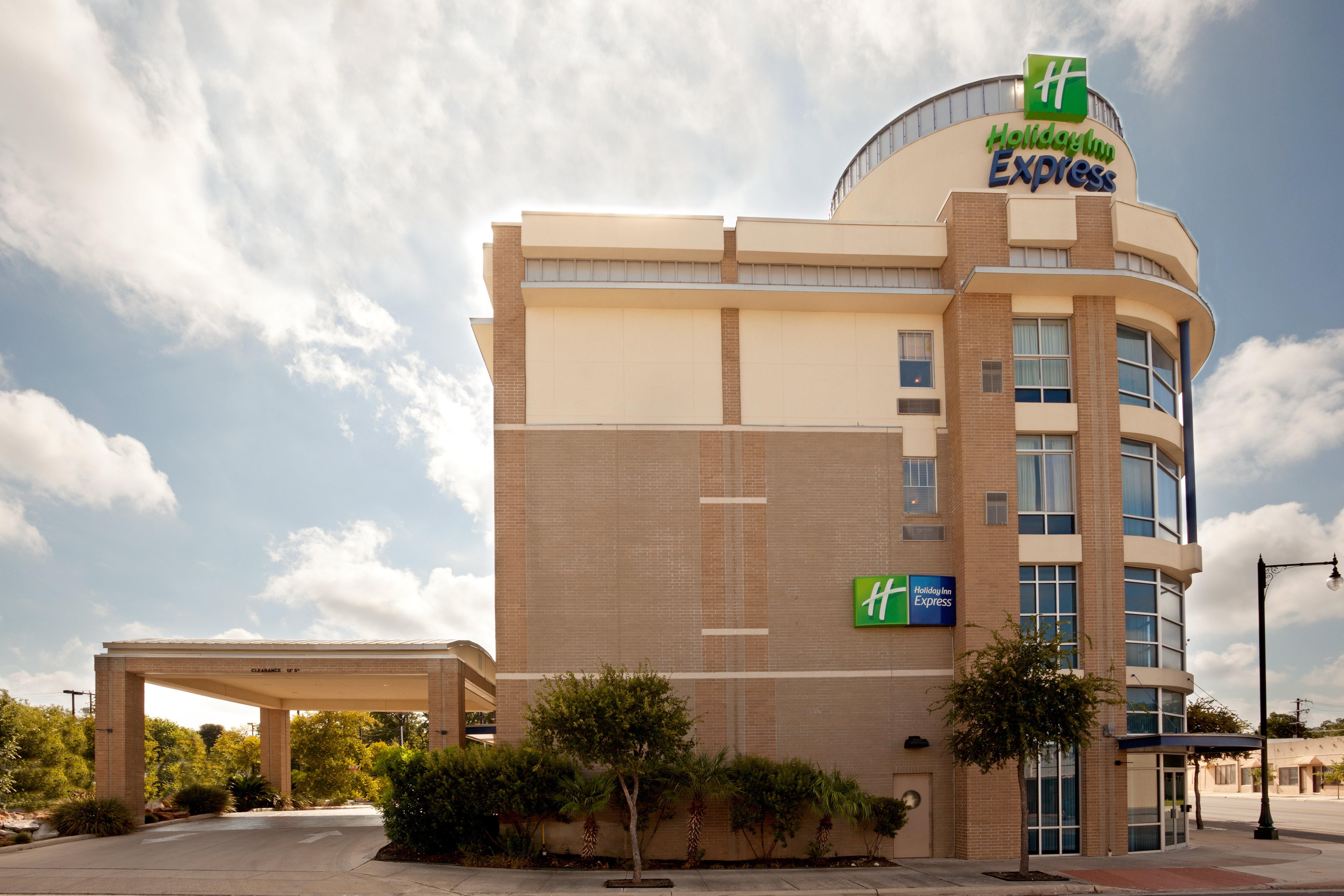 Holiday Inn Express Hotel & Suites San Antonio - Rivercenter Area By Ihg Exterior photo