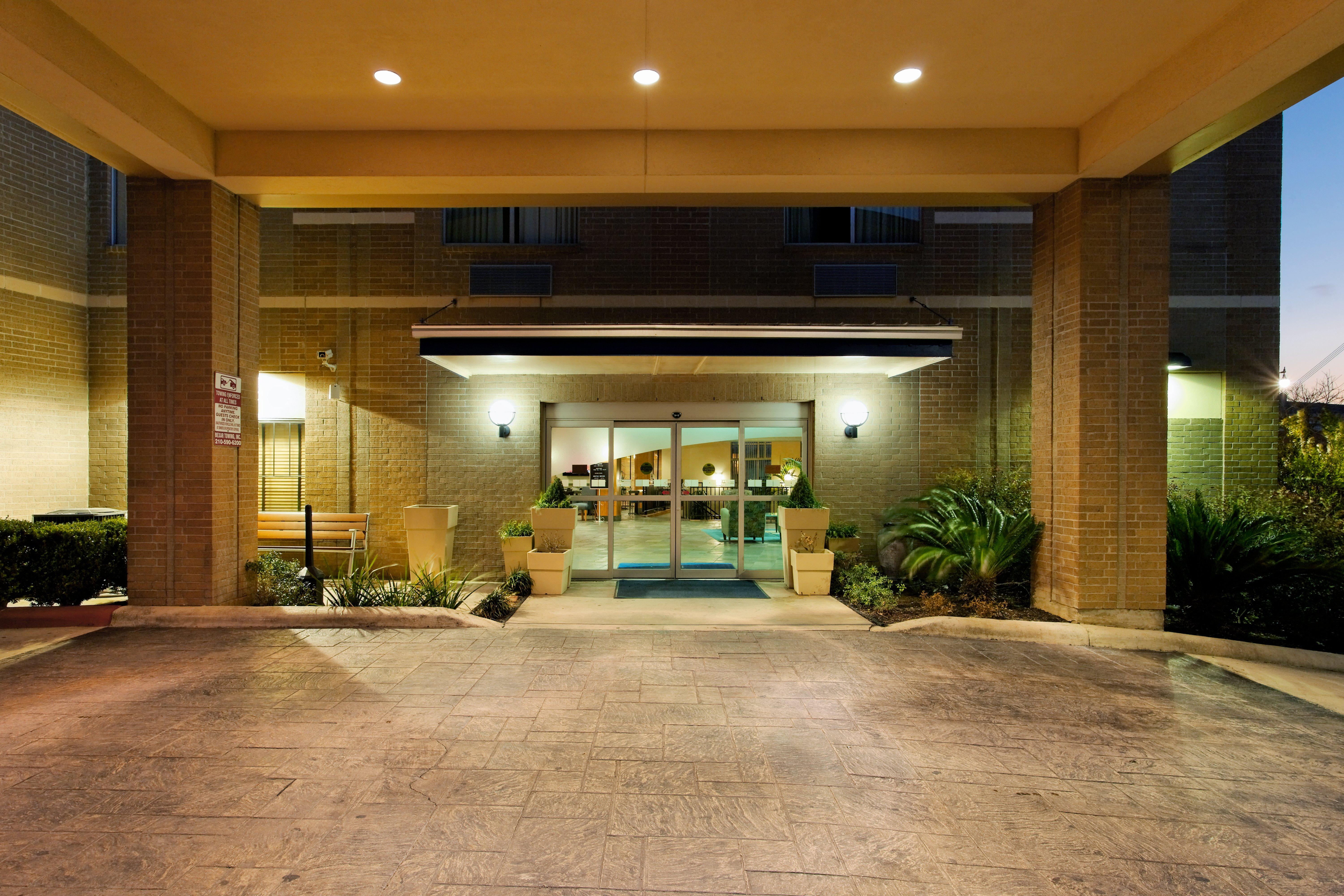 Holiday Inn Express Hotel & Suites San Antonio - Rivercenter Area By Ihg Exterior photo