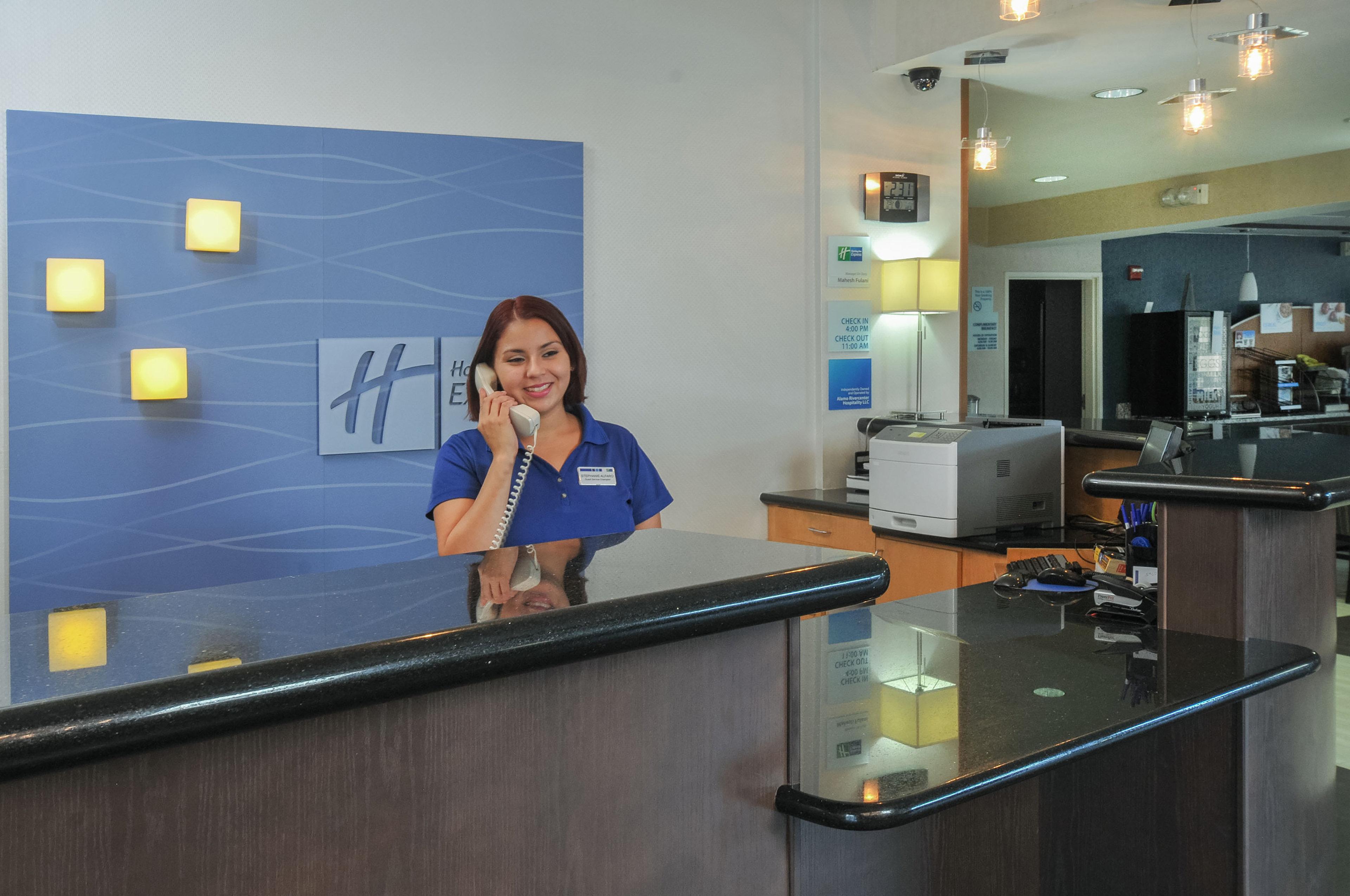 Holiday Inn Express Hotel & Suites San Antonio - Rivercenter Area By Ihg Exterior photo